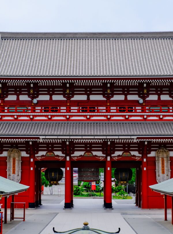 Explore the historic main gate of Senso-ji Temple in Tokyo, Japan, featuring traditional architecture.