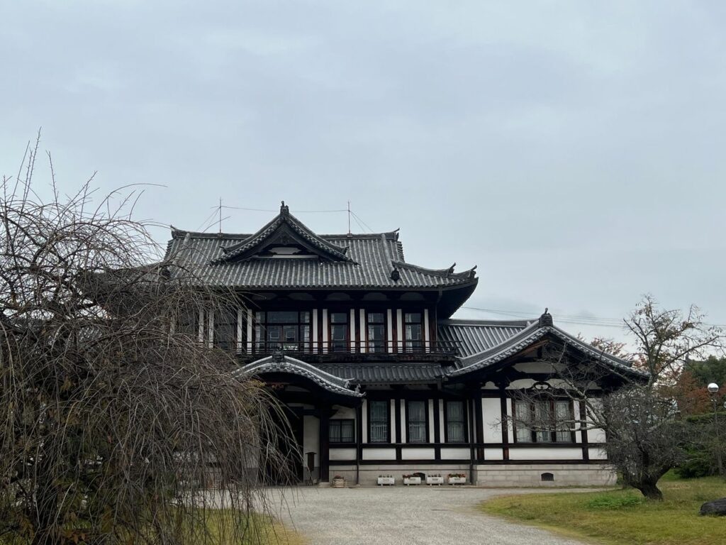 Trip Search Result Scenic view of a traditional Japanese building in Yamatokoriyama, Nara.